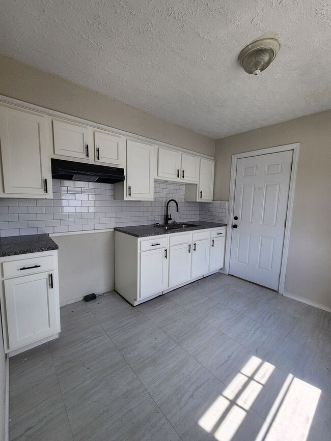 Building Photo - Beautifully Updated 2BR Home w/ Modern Finishes & Basement – South Linden