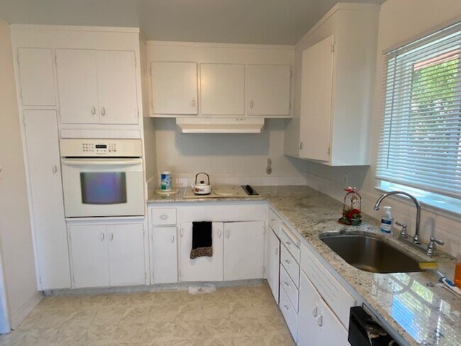 Building Photo - 3158 Moorpark Ave