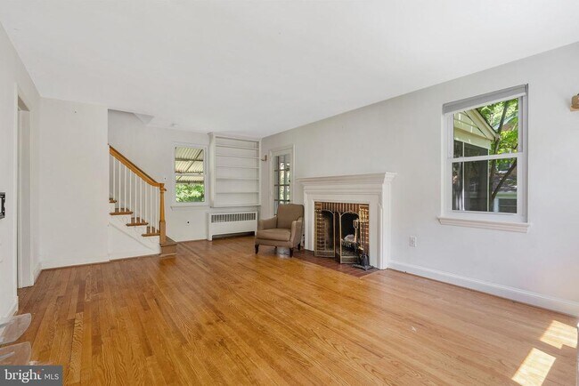 Building Photo - 921 Langley Dr