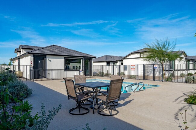 Building Photo - 6612 W Paradise Ln