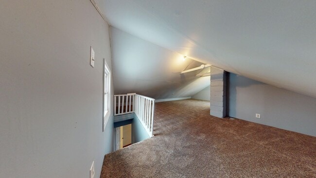 Building Photo - 3 Bedroom, Quiet Street Near Park!