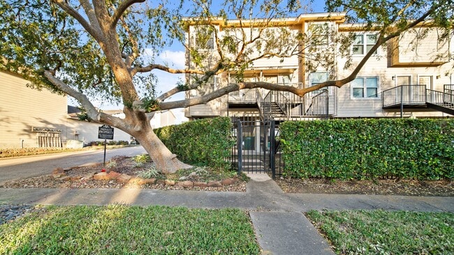 Building Photo - 1914 Lakeside Dr