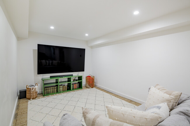 Building Photo - 27 Fieldview Ln