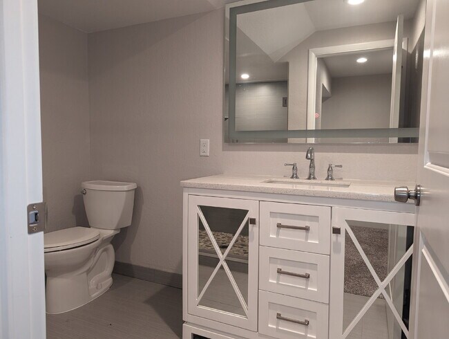 Building Photo - Desirable 3bdrm/3 bath in NW Longmont!