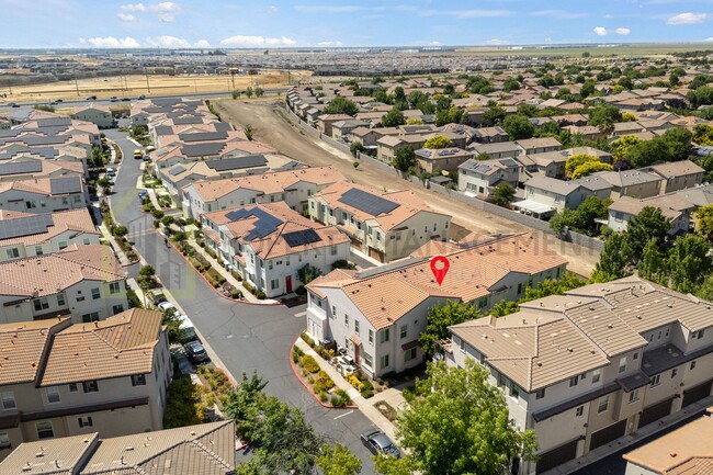 Building Photo - For Rent: Stylish 3-Bedroom Townhouse with...
