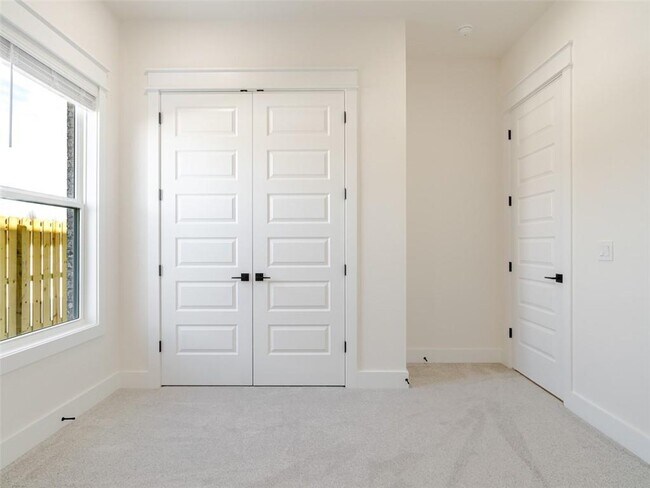 Building Photo - 311 Hedge Dr