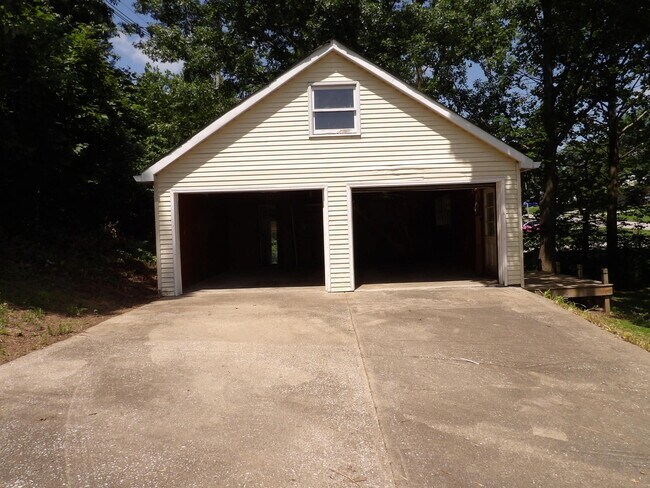 Building Photo - 248 Meadowview Dr