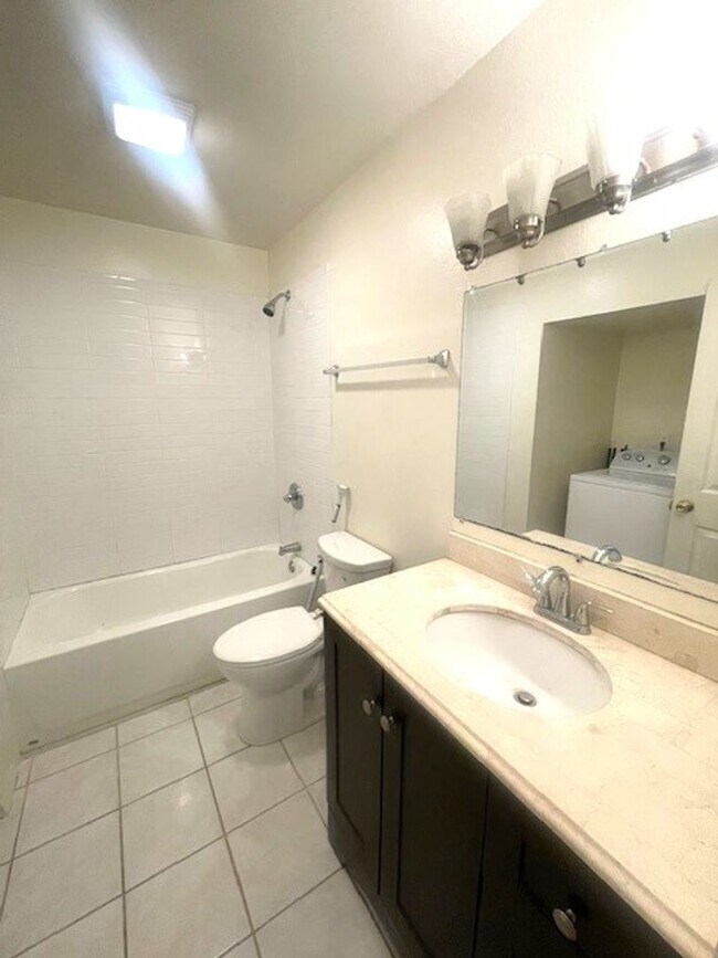 Building Photo - Beautiful 4 bed/ 2 bath/ 2 parking In Kaneohe