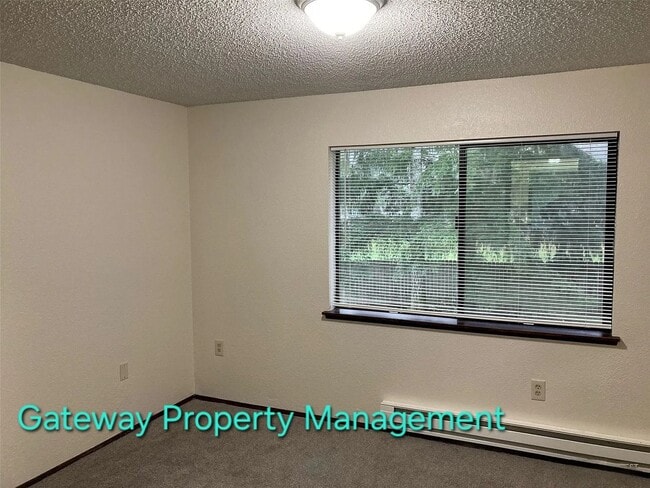 Building Photo - 2 bedroom Townhouse outside Shelton