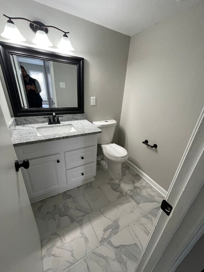 Building Photo - 2Bd/1.5Ba Townhouse located on the Germantown/Memphis Line!