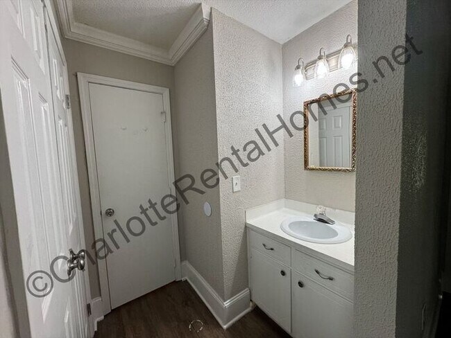 Building Photo - Nice 3 bedroom 2 bath home in Mint Hill!