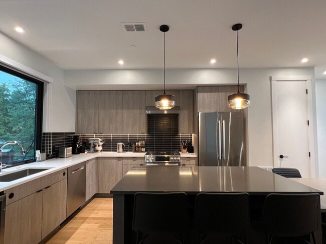 Building Photo - Modern 3 BD/2.5 BA, Superb Location, Internet/Cable and TVs Included! Available August 3rd!
