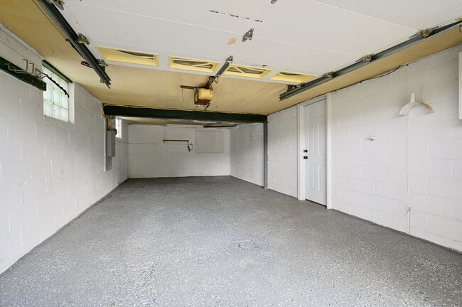 Building Photo - Stunning 3 bedroom home in West Mifflin available July 1!