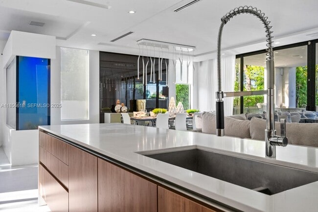 Building Photo - 310 SE 11th Ave