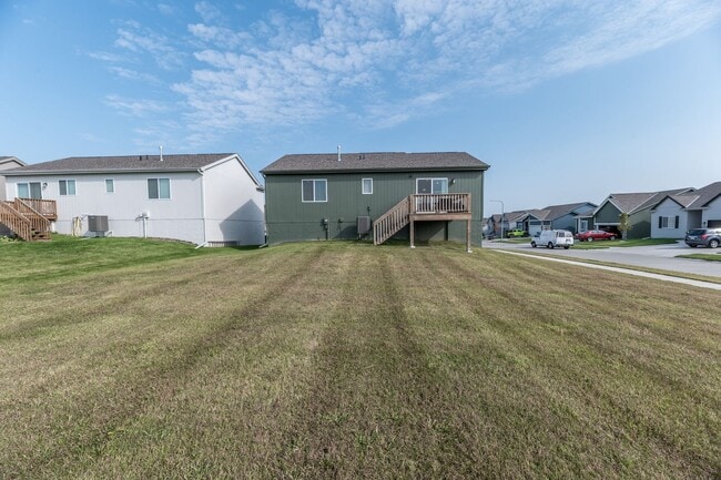 Building Photo - Open-Concept 3-Bedroom with Corner Lot Vie...