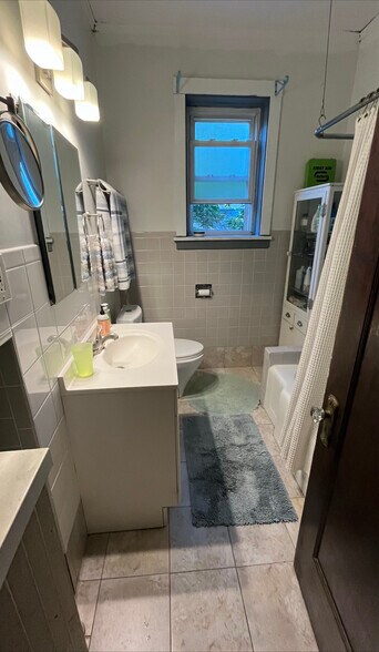 Building Photo - 5522 N Wayne Ave