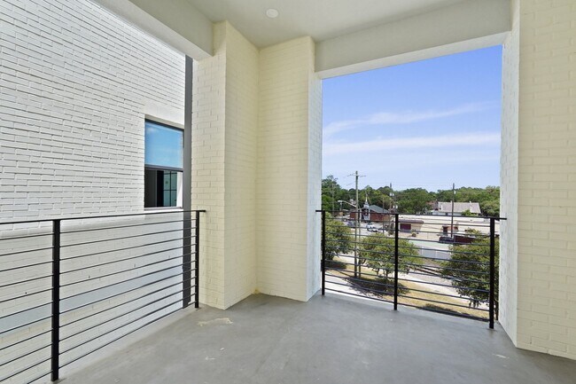 Building Photo - The 912 Building C