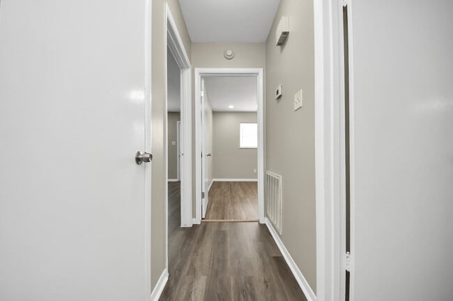 Building Photo - 1736 Crestdale Dr