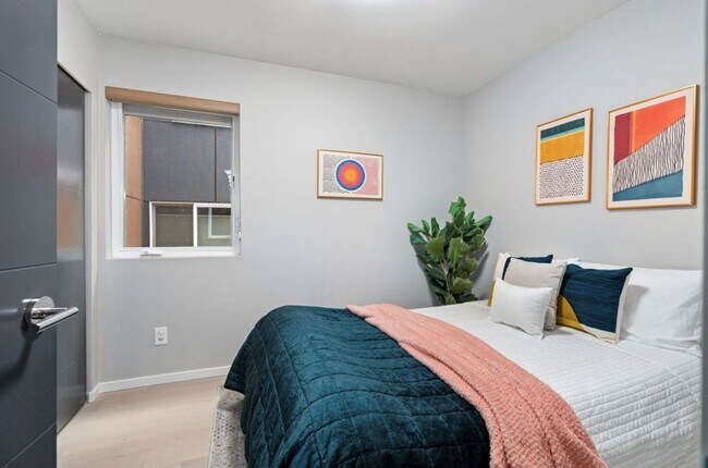 Building Photo - 5915 B California Ave SW-