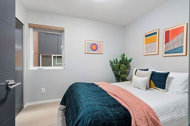 Building Photo - 5915 California Ave SW