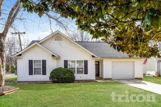 Building Photo - 2736 Daffodil Dr