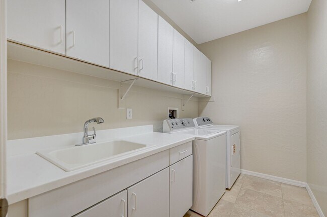 Building Photo - 4 Bedroom Home in Silverstone Ranch / No Rear Neighbors!