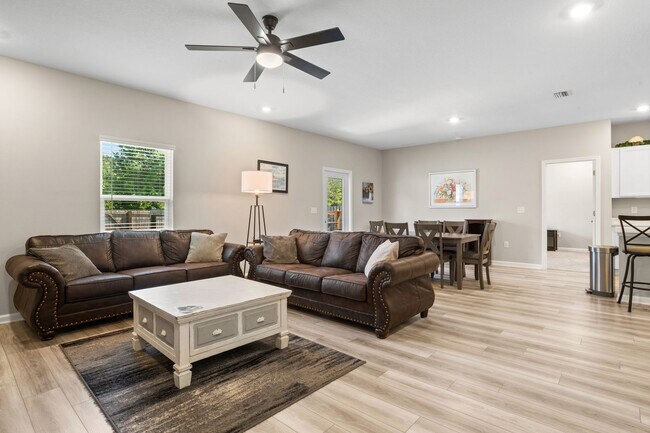 Building Photo - 6686 Sun Tree Cir