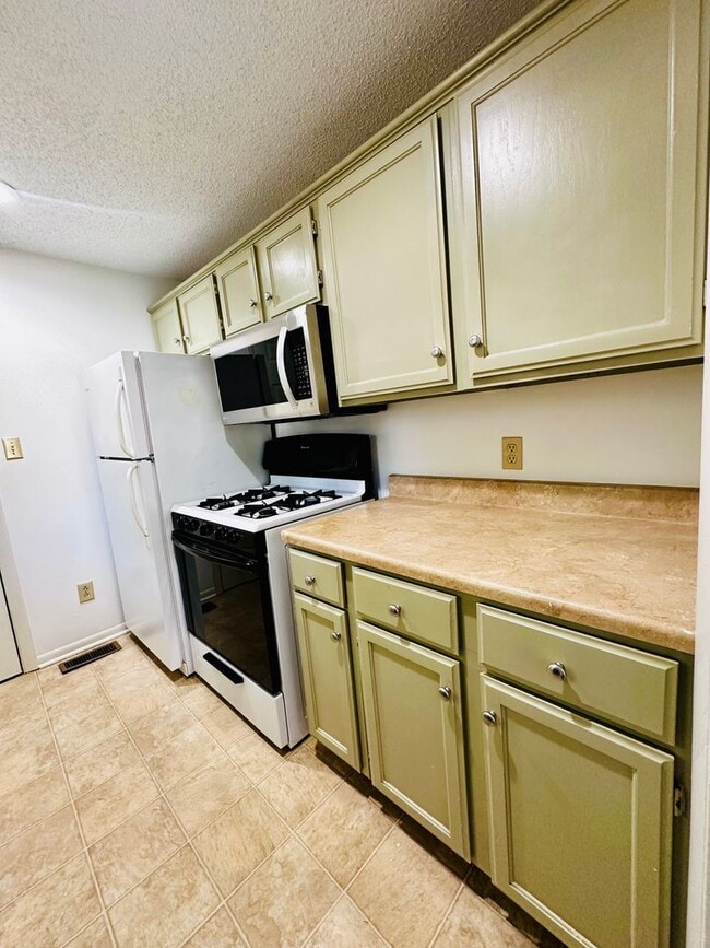 Building Photo - {8146} Charming Waldo Ranch + Hardwood Flo...