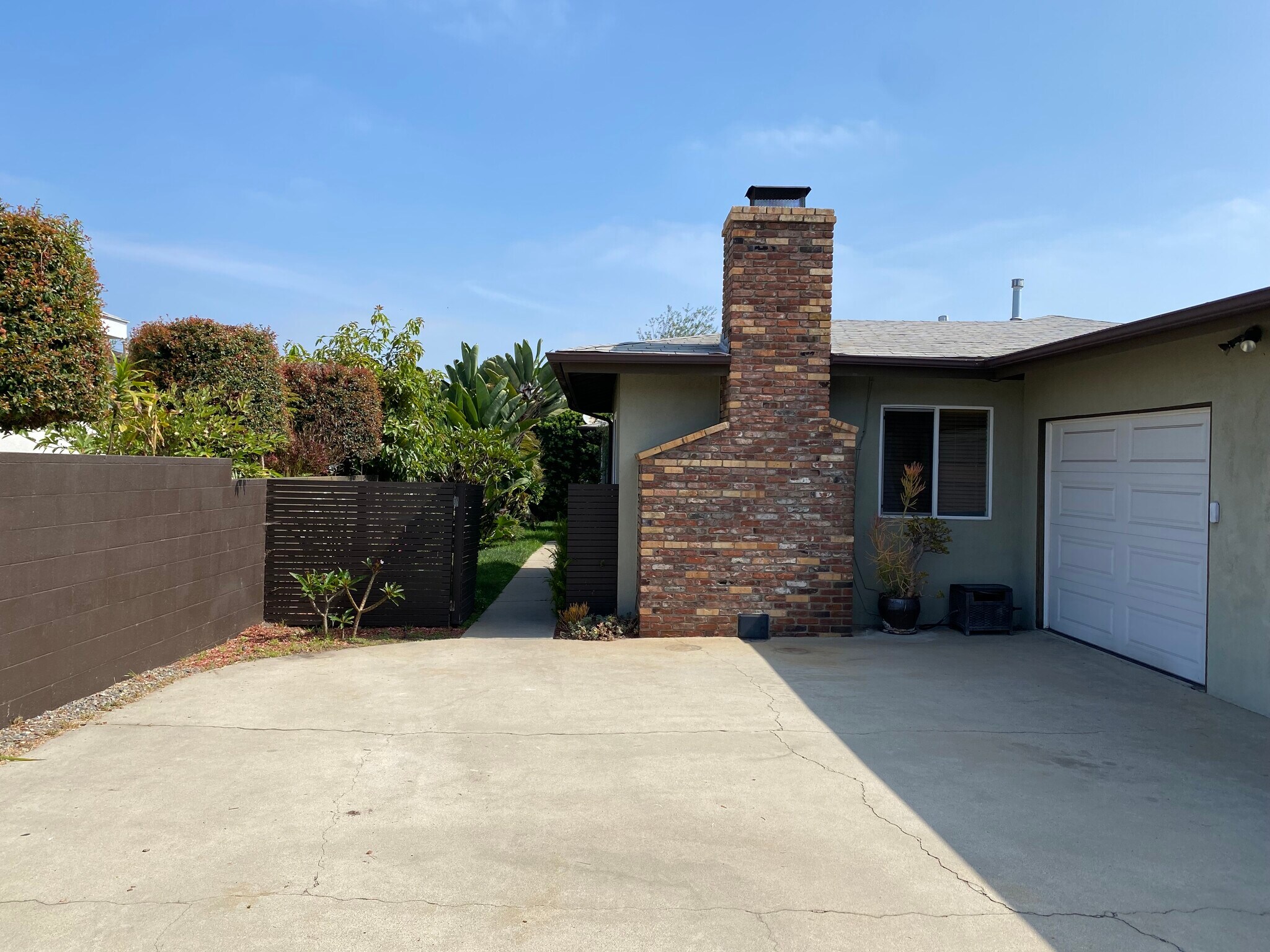 Garage and entrance - 2215 Harriman Ln