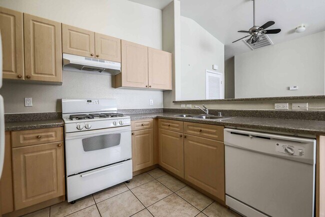 Building Photo - 2 BEDROOM TOWNHOUSE WITH GARAGE!