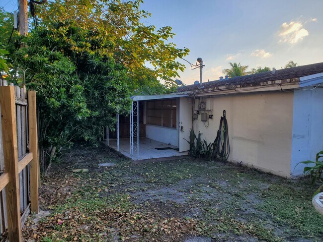 Building Photo - 5150 NE 17th Terrace