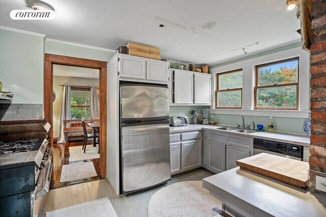 Building Photo - 2976 Noyack Rd