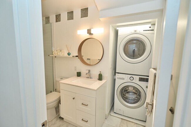 Building Photo - FURNISHED Modern One Bedroom+Loft Coronado! In Unit W/D! AC! Assigned Parking!