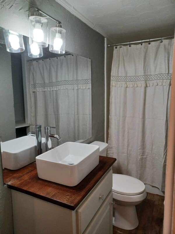 Building Photo - 304 Plum St