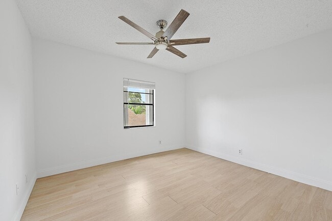 Building Photo - 4631 Brook Dr