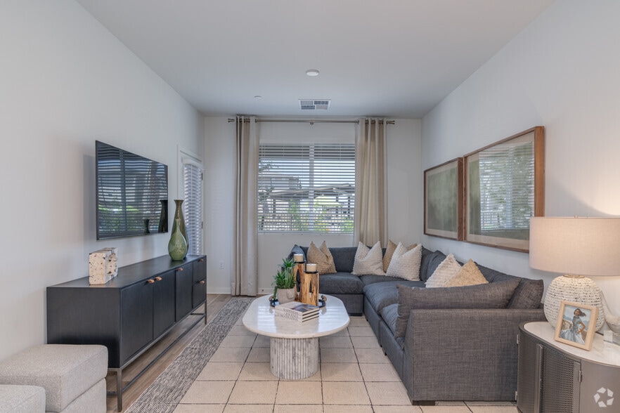 2BR, 2BA - 1,095SF - Living Room - Prose Ascend