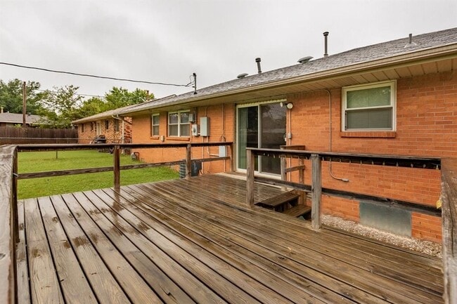 Building Photo - 2108 Henderson Dr