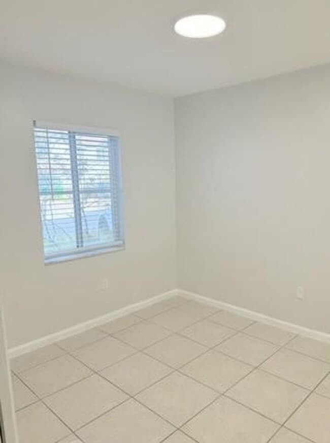 Building Photo - 2400 NW 98th Ln