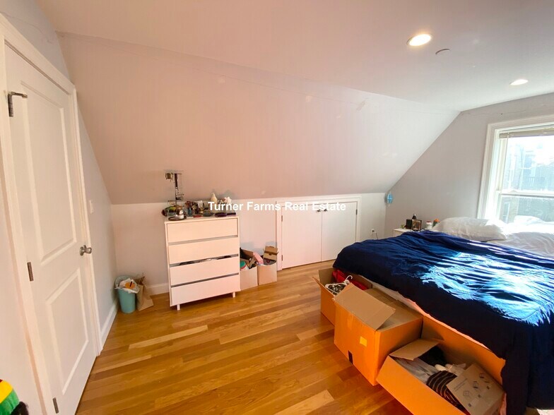 Building Photo - 721 Parker St