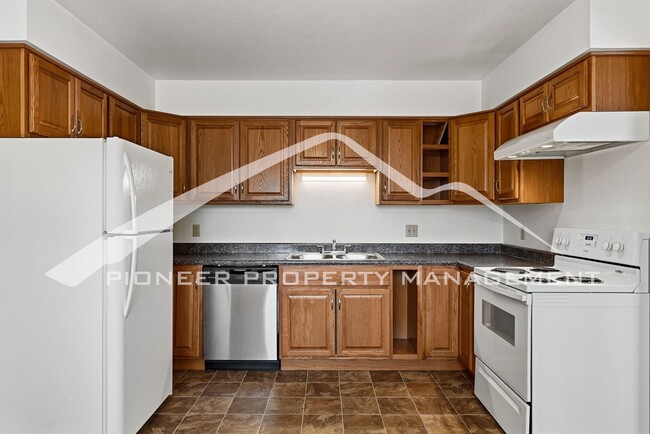 Building Photo - Charming 1/2 Duplex with Washer/Dryer!