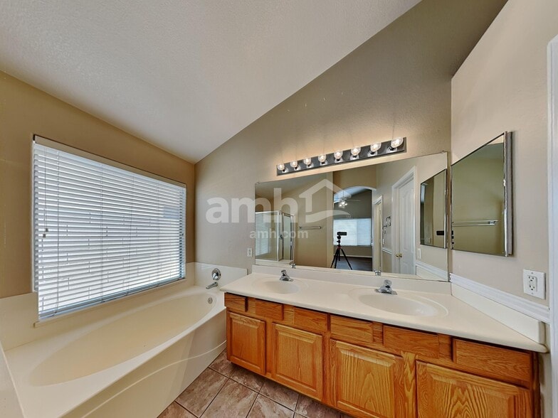 Building Photo - 3861 E Ironhorse Ct