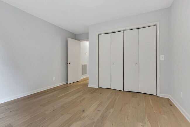 Building Photo - 5535 Thalman Dr