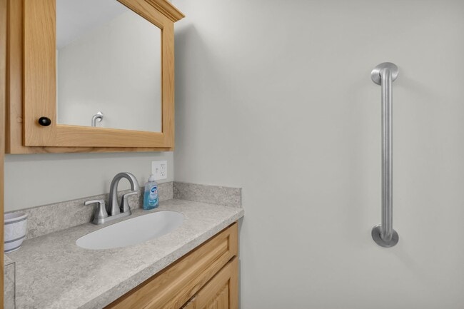 Building Photo - Fully Furnished Bright & Comfortable 1-Bedroom Cottage Available for Rent