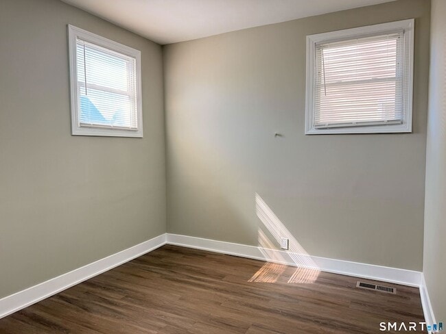 Building Photo - 876 Elm St