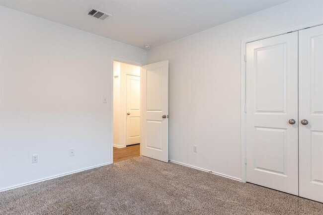 Building Photo - 175 Silver Springs Bend