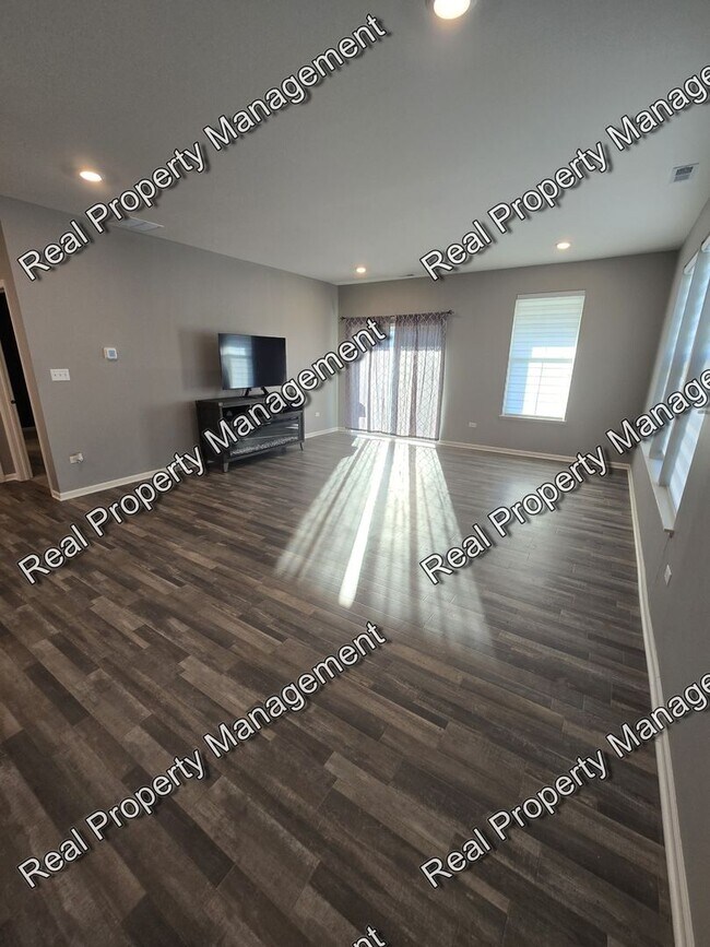 Building Photo - Newer Two Bedroom Townhome