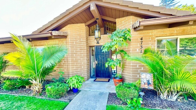 Building Photo - Beautifully Appointed & Fully Furnished, S...