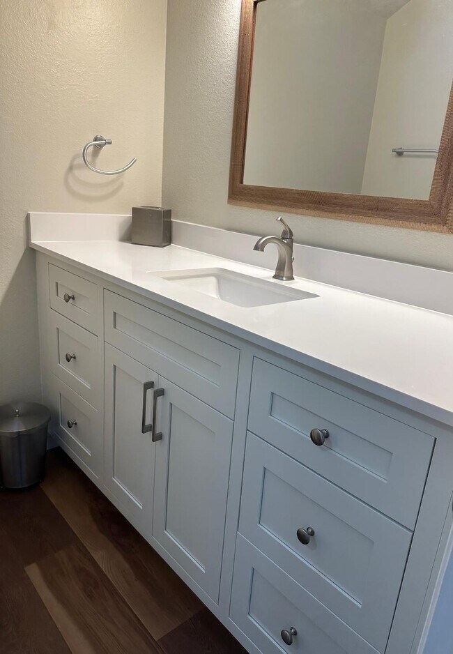 Building Photo - 2232 Vista Hogar