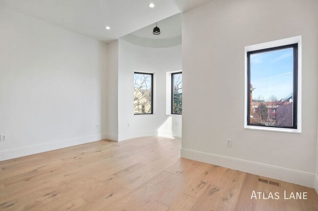 Building Photo - Professionally Managed// 3 bedroom 3 bathr...