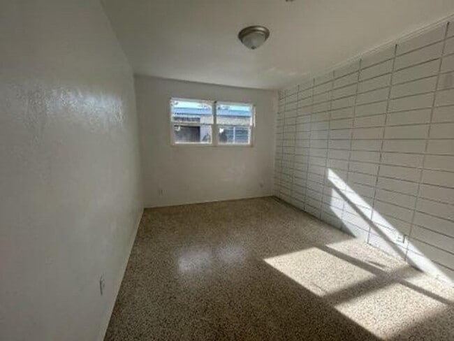 Building Photo - 3 Bed 2 Bathroom Home